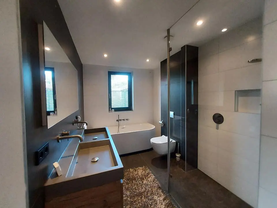 Moderne badkamer na verbouwing van tegelwerken en sanitair