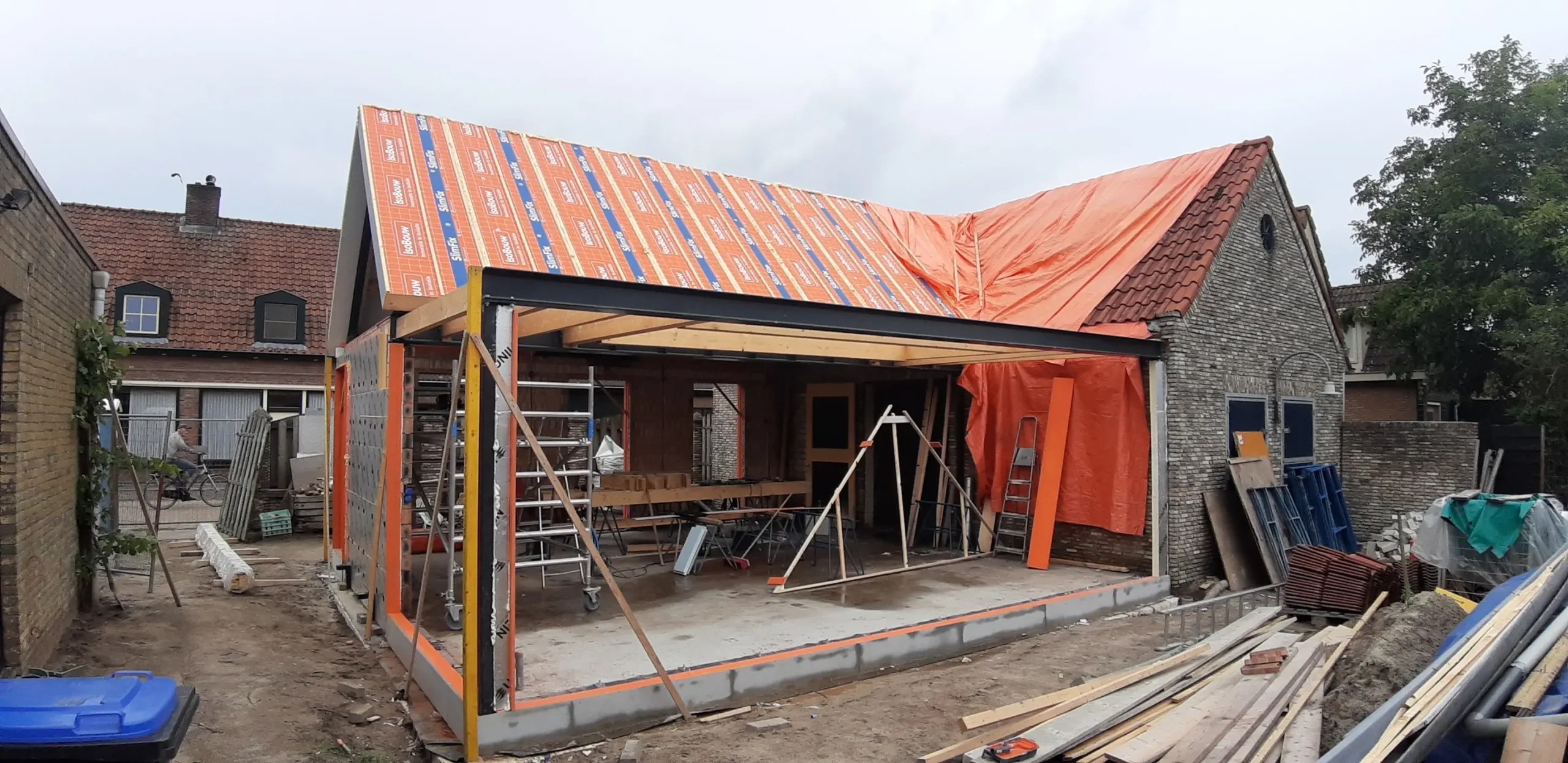 Isolatie van het dak van de aanbouw van de woning in Langeweg